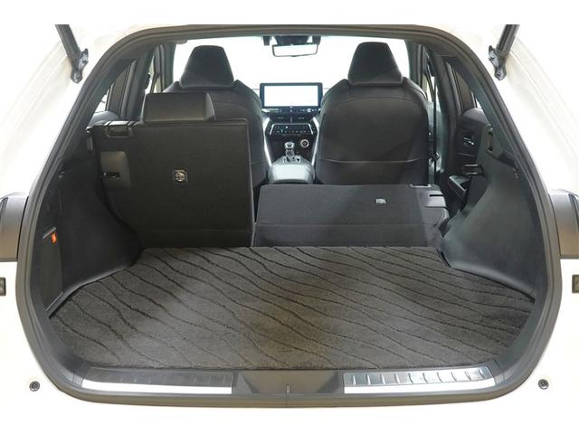 ２分割に格納出来るので大きな荷物を載せながらも乗員の確保も出来ます！