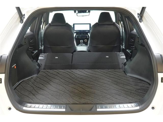 後席を格納すると大きなスペースが出来るので大きな荷物も積み込めます！