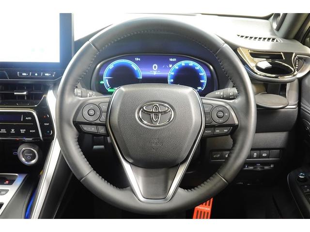 握りやすい本革ステアリング＆高速走行に便利なレーダークルーズコントロール♪