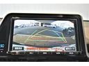 バックガイドモニター付き。車両後方の映像をナビ画面に表示し、駐車などの後退操作をサポートします。