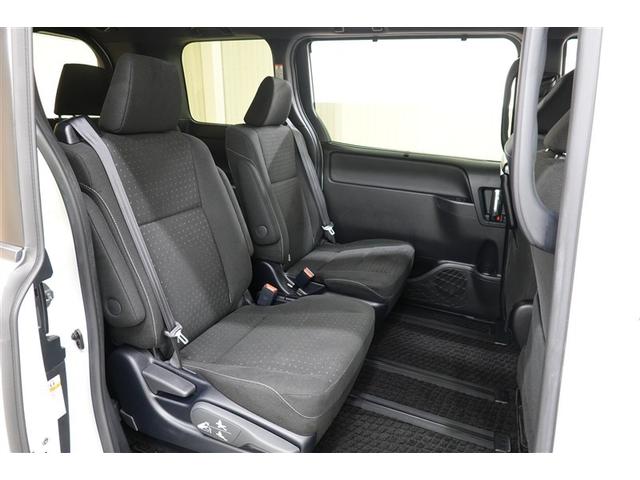 両側パワースライドドア付きだから、狭い駐車スペースなどでの　乗り降りラクラク！小さなお子さまのいるご家庭には嬉しい装備。