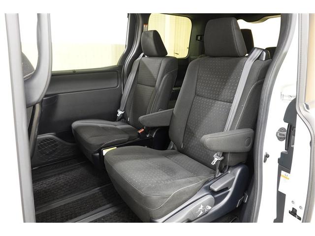 両側パワースライドドア付きだから、狭い駐車スペースなどでの　乗り降りラクラク！小さなお子さまのいるご家庭には嬉しい装備。