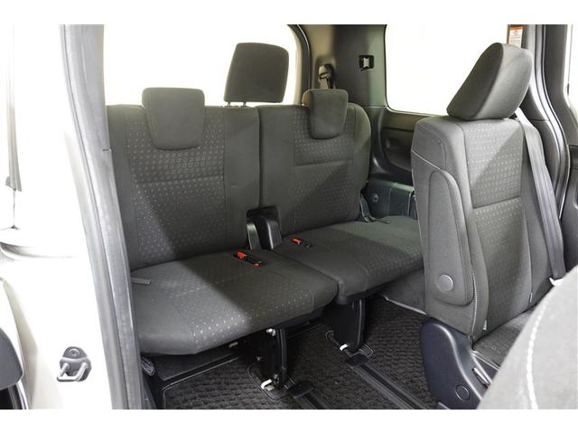 ３列目シートは跳ね上げ式で折りたたみ可能です。キャンプ用品など大きな荷物もばっちり収納可能です！