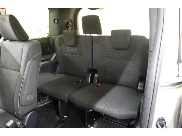 ３列目シートは跳ね上げ式で折りたたみ可能です。キャンプ用品など大きな荷物もばっちり収納可能です！