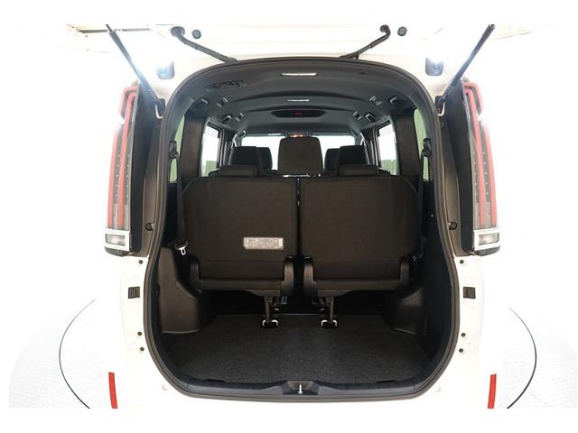 ３列目シートは跳ね上げ式で折りたたみ可能です。キャンプ用品など大きな荷物もばっちり収納可能です！