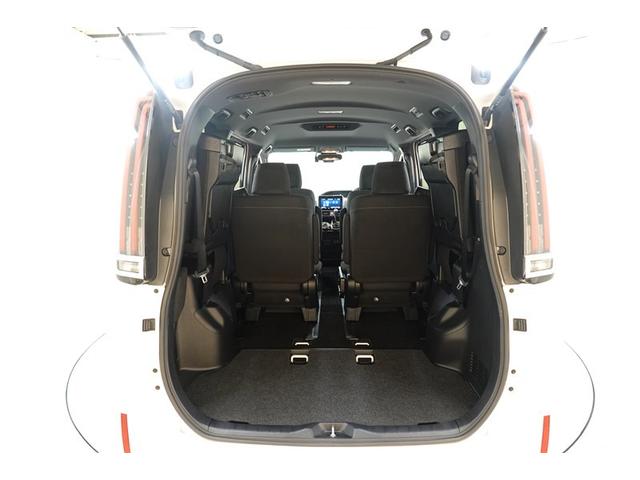 ３列目シートは跳ね上げ式で折りたたみ可能です。キャンプ用品など大きな荷物もばっちり収納可能です！