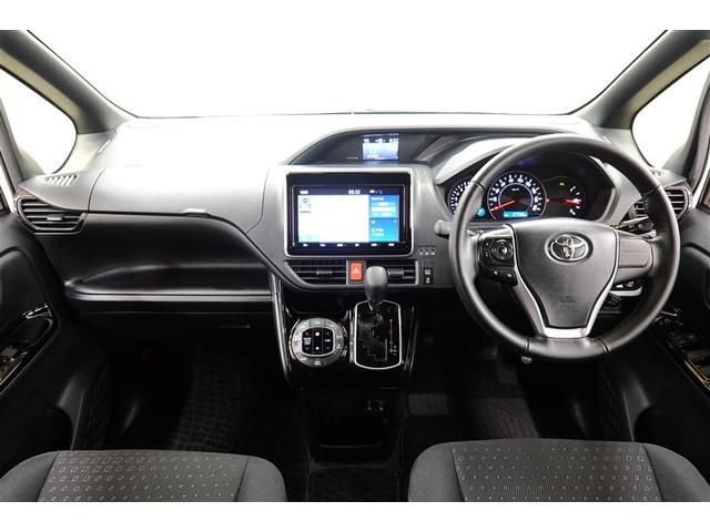 スタイリッシュなデザインのインパネ。各操作スイッチは使いやすい位置に配置されてます。