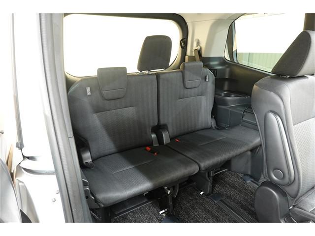 ３列目シートは跳ね上げ式で折りたたみ可能です。キャンプ用品など大きな荷物もばっちり収納可能です！