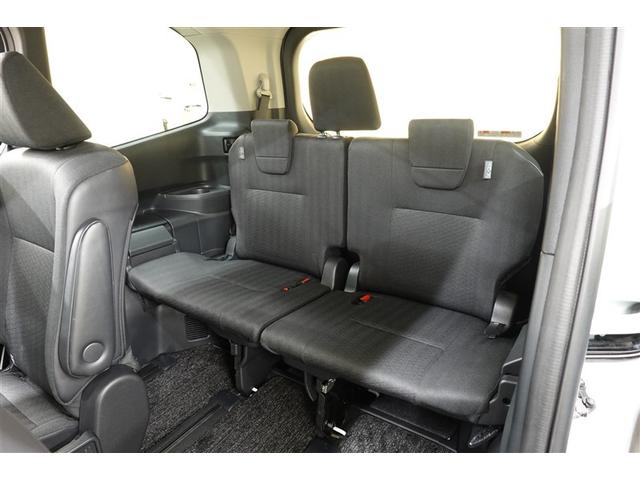 ３列目シートは跳ね上げ式で折りたたみ可能です。キャンプ用品など大きな荷物もばっちり収納可能です！