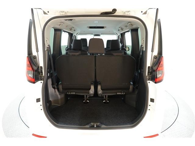 ３列目シートは跳ね上げ式で折りたたみ可能です。キャンプ用品など大きな荷物もばっちり収納可能です！
