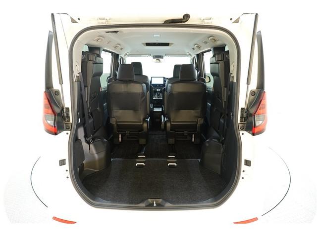 ３列目シートは跳ね上げ式で折りたたみ可能です。キャンプ用品など大きな荷物もばっちり収納可能です！
