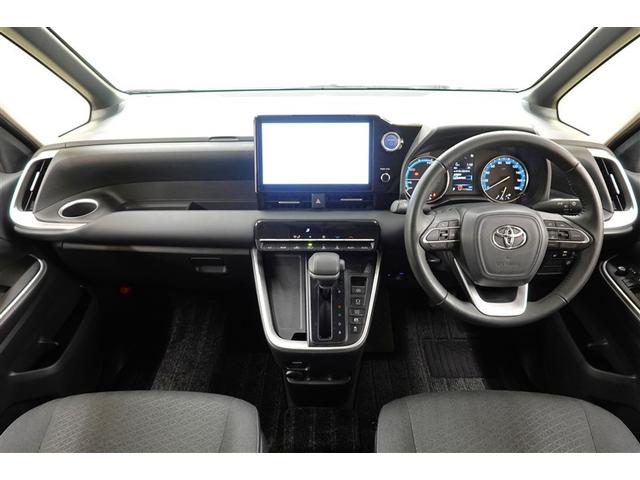 スタイリッシュなデザインのインパネ。各操作スイッチは使いやすい位置に配置されてます。