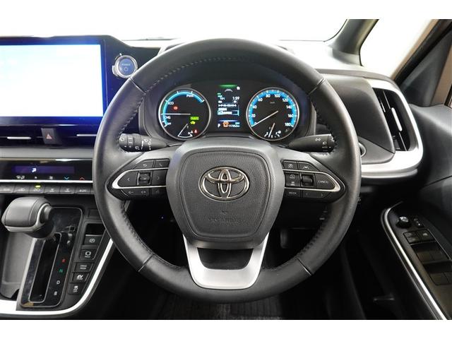 ステアリングスイッチ付き。前方から目を離すことなく操作することが可能です。