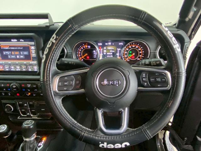 ステアリングに擦れ、傷もほとんどありません♪