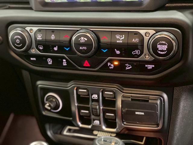 フルオートエアコンが付いています。左右独立で温度設定可能です♪