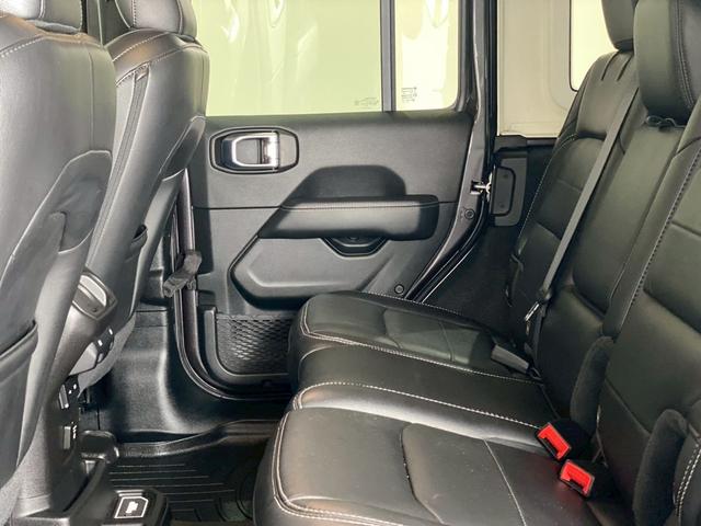 後部座席も独立シートで広々快適♪