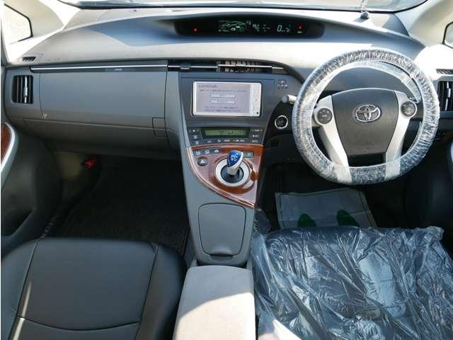 プリウス Ｓツーリングセレクション　モデリスタエアロ　シートカバー　純正ナビ・ＴＶ・バックカメラ　ＥＴＣ　１７インチアルミ　車検整備付き　インテリアパネル　プッシュスタート・スマートキー（2枚目）