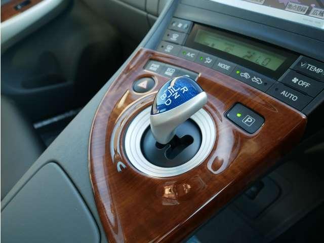 プリウス Ｓツーリングセレクション　モデリスタエアロ　シートカバー　純正ナビ・ＴＶ・バックカメラ　ＥＴＣ　１７インチアルミ　車検整備付き　インテリアパネル　プッシュスタート・スマートキー（9枚目）