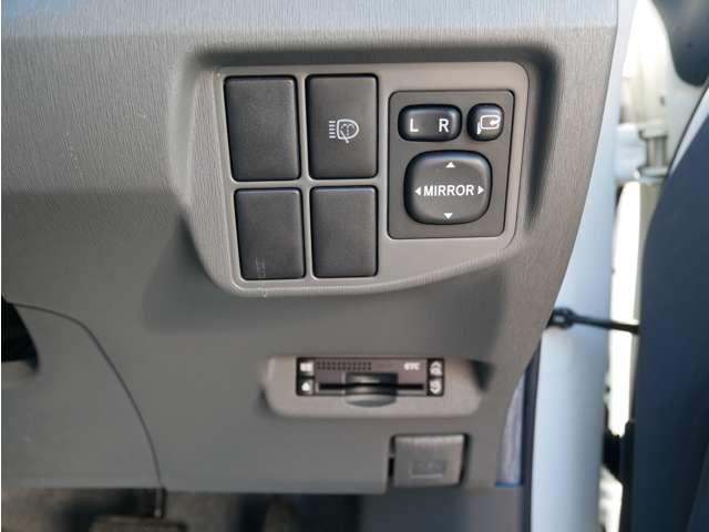 プリウス Ｓツーリングセレクション　モデリスタエアロ　シートカバー　純正ナビ・ＴＶ・バックカメラ　ＥＴＣ　１７インチアルミ　車検整備付き　インテリアパネル　プッシュスタート・スマートキー（11枚目）