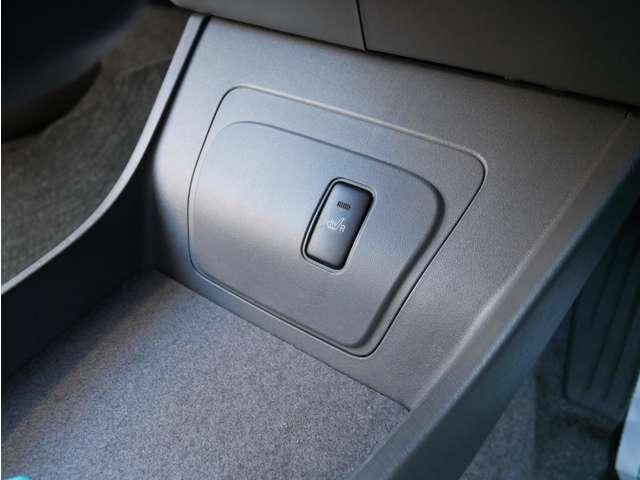 プリウス Ｓツーリングセレクション　モデリスタエアロ　シートカバー　純正ナビ・ＴＶ・バックカメラ　ＥＴＣ　１７インチアルミ　車検整備付き　インテリアパネル　プッシュスタート・スマートキー（13枚目）