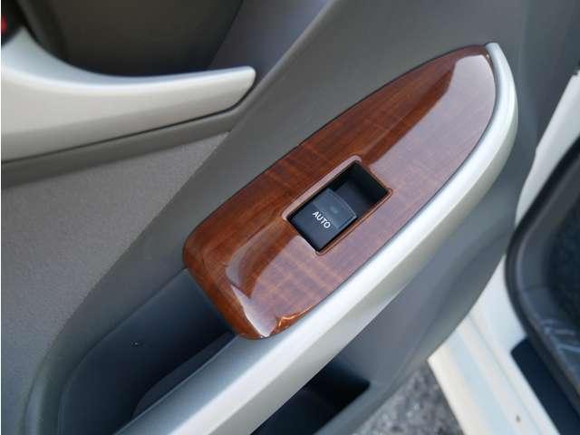 プリウス Ｓツーリングセレクション　モデリスタエアロ　シートカバー　純正ナビ・ＴＶ・バックカメラ　ＥＴＣ　１７インチアルミ　車検整備付き　インテリアパネル　プッシュスタート・スマートキー（17枚目）