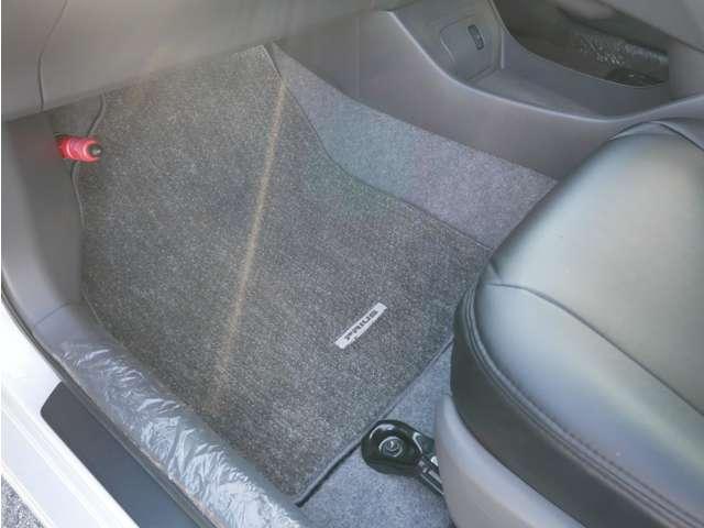 プリウス Ｓツーリングセレクション　モデリスタエアロ　シートカバー　純正ナビ・ＴＶ・バックカメラ　ＥＴＣ　１７インチアルミ　車検整備付き　インテリアパネル　プッシュスタート・スマートキー（19枚目）