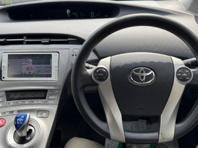 プリウス Ｓ　ＥＴＣ　バックカメラ　ＴＶ　アルミホイール　オートライト　ＨＩＤ　ＣＶＴ　スマートキー　アイドリングストップ　電動格納ミラー　盗難防止システム　ＣＤ　衝突安全ボディ　ＡＢＳ　ＥＳＣ　エアコン（2枚目）