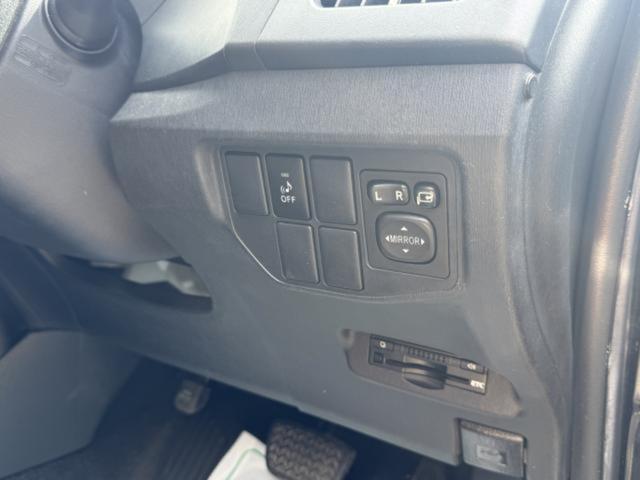 プリウス Ｓ　ＥＴＣ　バックカメラ　ＴＶ　アルミホイール　オートライト　ＨＩＤ　ＣＶＴ　スマートキー　アイドリングストップ　電動格納ミラー　盗難防止システム　ＣＤ　衝突安全ボディ　ＡＢＳ　ＥＳＣ　エアコン（6枚目）