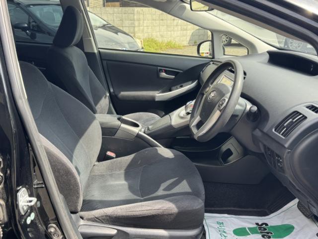プリウス Ｓ　ＥＴＣ　バックカメラ　ＴＶ　アルミホイール　オートライト　ＨＩＤ　ＣＶＴ　スマートキー　アイドリングストップ　電動格納ミラー　盗難防止システム　ＣＤ　衝突安全ボディ　ＡＢＳ　ＥＳＣ　エアコン（7枚目）