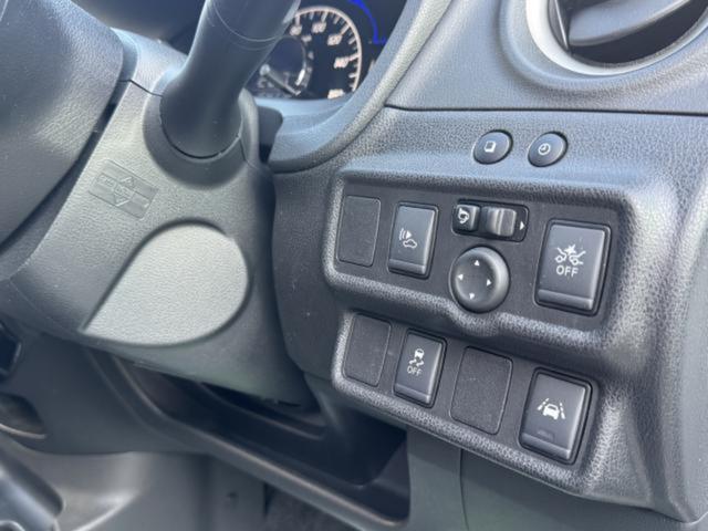 ノート ｅ－パワー　Ｘ　全周囲カメラ　ＴＶ　クリアランスソナー　レーンアシスト　衝突被害軽減システム　アルミホイール　オートライト　スマートキー　アイドリングストップ　電動格納ミラー　ＣＶＴ　盗難防止システム　衝突安全ボディ（7枚目）