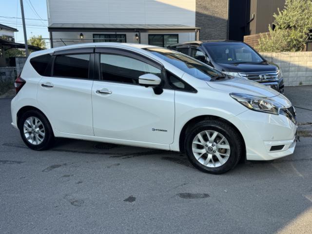 ノート ｅ－パワー　Ｘ　全周囲カメラ　ＴＶ　クリアランスソナー　レーンアシスト　衝突被害軽減システム　アルミホイール　オートライト　スマートキー　アイドリングストップ　電動格納ミラー　ＣＶＴ　盗難防止システム　衝突安全ボディ（14枚目）