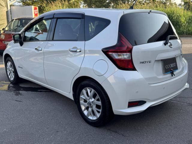 ノート ｅ－パワー　Ｘ　全周囲カメラ　ＴＶ　クリアランスソナー　レーンアシスト　衝突被害軽減システム　アルミホイール　オートライト　スマートキー　アイドリングストップ　電動格納ミラー　ＣＶＴ　盗難防止システム　衝突安全ボディ（15枚目）