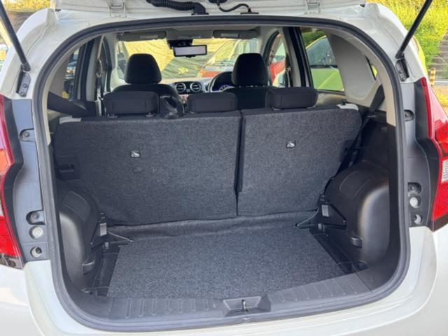 ノート ｅ－パワー　Ｘ　全周囲カメラ　ＴＶ　クリアランスソナー　レーンアシスト　衝突被害軽減システム　アルミホイール　オートライト　スマートキー　アイドリングストップ　電動格納ミラー　ＣＶＴ　盗難防止システム　衝突安全ボディ（17枚目）