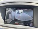 【全方位型モニター】クルマを上空から見下ろしているかのように、直感的に周囲の状況を把握できる全方位型モニター。狭い場所での駐車でも周囲が映像で確認できます。