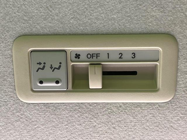 20S 両側電動ドア 純正ナビ バックカメラ Bluetooth ETC HIDヘッド スマートキー 純正16アルミ フォグ オートライト オートエアコン アイドリングストップ 革巻きステアリング(30枚目)