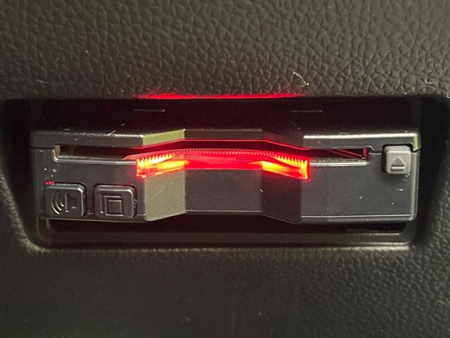 スイフト ＲＳ　ＳＤナビ　禁煙車　シートヒーター　ドラレコ　スマートキー　ＬＥＤヘッド　ビルトインＥＴＣ　オートハイビーム　オートライト　オートエアコン　純正１６インチアルミ　Ｂｌｕｅｔｏｏｔｈ　ＣＤ　ＤＶＤ再生（3枚目）