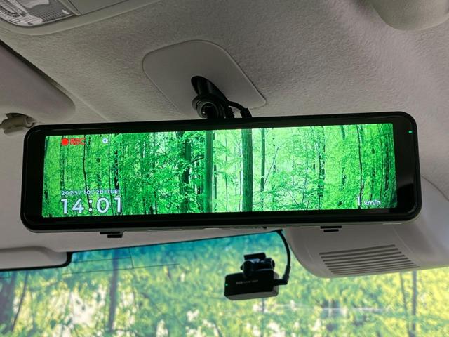 【アドバンスドルームミラー】後席の大きな荷物や同乗者で後方が確認しづらい時でも安心!カメラが撮影した車両後方の映像をルームミラー内に表示。クリアな視界で状況の確認が可能です!