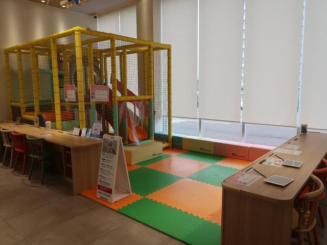 大きなキッズスペースも完備!小さなお子様連れでも、ゆっくりとお車探しをお楽しみいただけます。