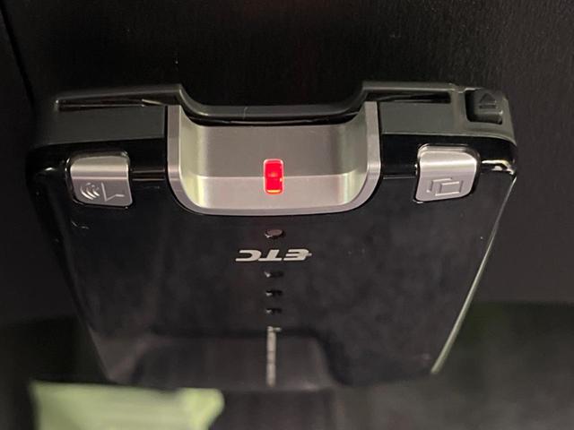 フリード G エアロ ジャストセレクション 電動スライドドア 純正ナビ バックカメラ 禁煙車 HIDヘッド ETC オートライト オートエアコン 16インチアルミ CD DVD再生 地デジ ドアバイザー プライバシーガラス(6枚目)