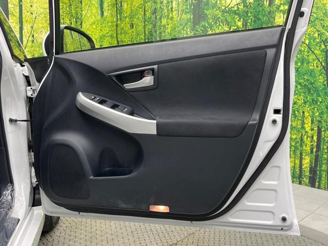 プリウス Ｓ　純正ＳＤナビ　バックカメラ　スマートキー　ＨＩＤヘッド　ビルトインＥＴＣ　オートハイビーム　オートエアコン　純正１５インチアルミ　Ｂｌｕｅｔｏｏｔｈ　ＣＤ　ＤＶＤ再生　地デジ（31枚目）