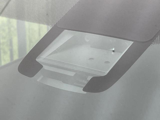 シエンタ G クエロ 両側電動ドア 全周囲カメラ 衝突被害軽減システム 禁煙車 ハーフレザーシート ドラレコ コーナーセンサー スマートキー LEDヘッド ETC2.0 オートハイビーム 車線逸脱警報 オートライト(4枚目)