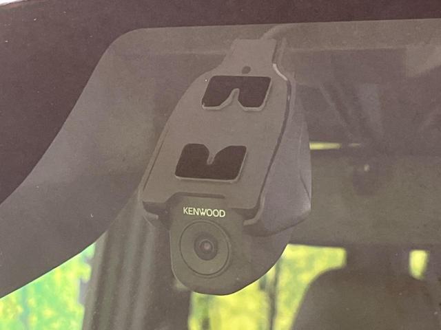 【ドライブレコーダー】安心・安全なカーライフに必須のドライブレコーダーを装備！走行中はもちろん、あおり運転や事故に遭遇した際の状況も映像で記録し、万一のリスクに備えます。