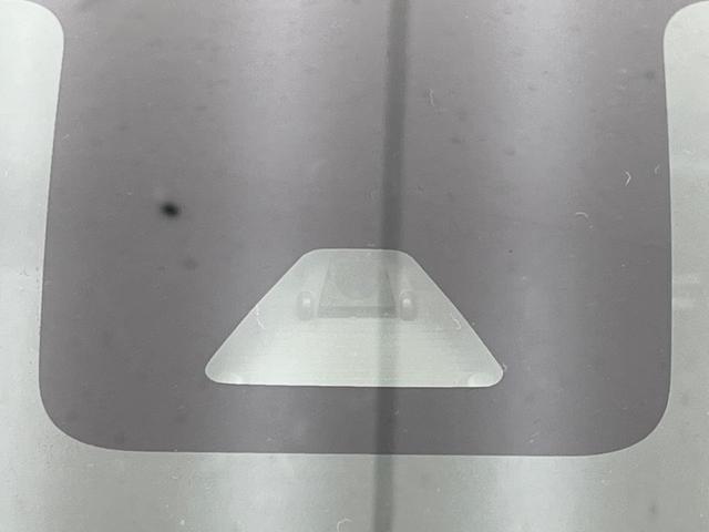 【スマートアシスト】走行中に前方の車両等を認識し、衝突しそうな時は警報とブレーキで衝突回避と被害軽減をアシスト。より安全にドライブをお楽しみいただけます。