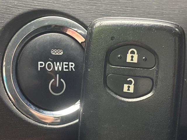 プリウス Ｌ　禁煙車　純正ナビ　スマートキー　電動格納ミラー　オートエアコン　純正１５インチアルミホイール　ステアリングスイッチ　電動格納ミラー　地デジ　ヘッドライトレベライザー（5枚目）