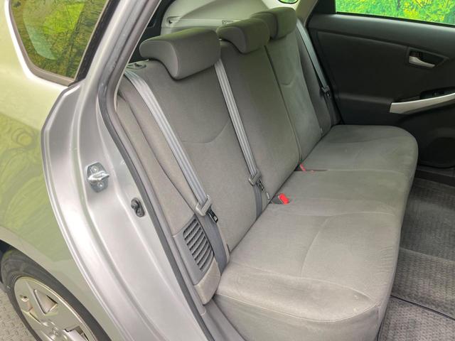 プリウス Ｌ　禁煙車　純正ナビ　スマートキー　電動格納ミラー　オートエアコン　純正１５インチアルミホイール　ステアリングスイッチ　電動格納ミラー　地デジ　ヘッドライトレベライザー（9枚目）