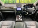 カムリ ハイブリッド レザーパッケージ 禁煙車 純正ナビ クルーズコントロール HIDヘッドライト レザーシート 前席シートヒーター 前席パワーシート ウッドコンビステアリング 純正17インチアルミホイール ブラインドスポットモニター 中古車画像_2