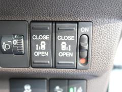 【問合せ：０７４９-２７-４９０７】【両側パワースライドドア】スマートキーや運転席のスイッチで後席両側スライドドアの開閉が可能♪電動だから力を入れてドアを開ける必要が無く、簡単に開け閉めできます。 6