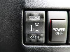 メーカーＯＰ【パワースライドドア】スマートキーや運転席のスイッチでスライドドアの開閉が可能♪電動だから力を入れてドアを開ける必要が無く、小さいお子様でも、重い荷物を持っている時もラクに開け閉めできます 7