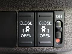 【車種専用装備☆両側パワースライドドア】スマートキーや運転席のスイッチで後席両側スライドドアの開閉が可能♪電動だから力を入れてドアを開ける必要が無く、小さなお子様でも簡単に開け閉めでき快適です♪ 7