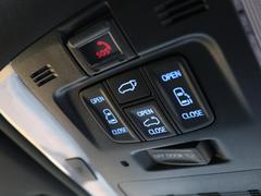 グレード専用装備【パワーバックドア】スマートキーや運転席のボタンを押すだけでリアゲートが自動で開閉します！荷物を持っている時や、高い位置にあるバックドアを閉める際に便利な機能です♪ 7